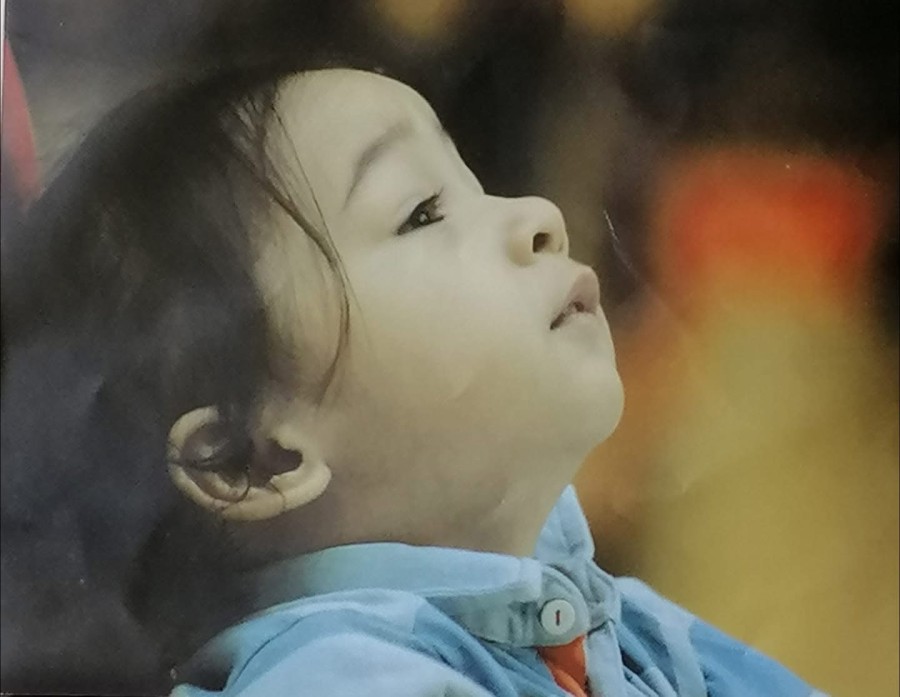 Ảnh là Adrian lúc còn bé đang ngắm mây... Không phải ảnh mạng. Adrian là con chị Hai tui.